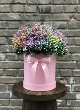 Цветочная композиция из Гипсофила и Розы в шляпной коробке в Урожайном