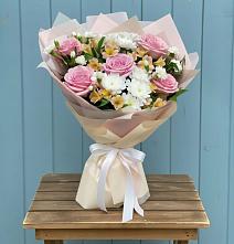 Букет цветов из:  Гвоздики, Орхидеи и Розы в Урожайном