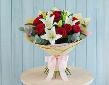 Букет цветов из:  Лилии и Розы в Урожайном