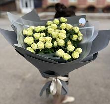 Букет Белые кустовые розы Солинеро в Урожайном
