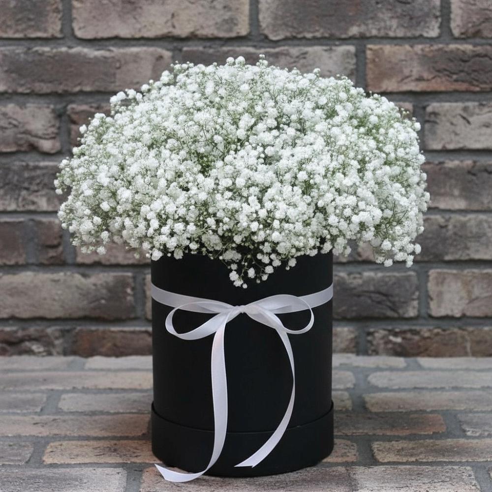 Цветочная композиция из Гипсофила в шляпной коробке в Урожайном