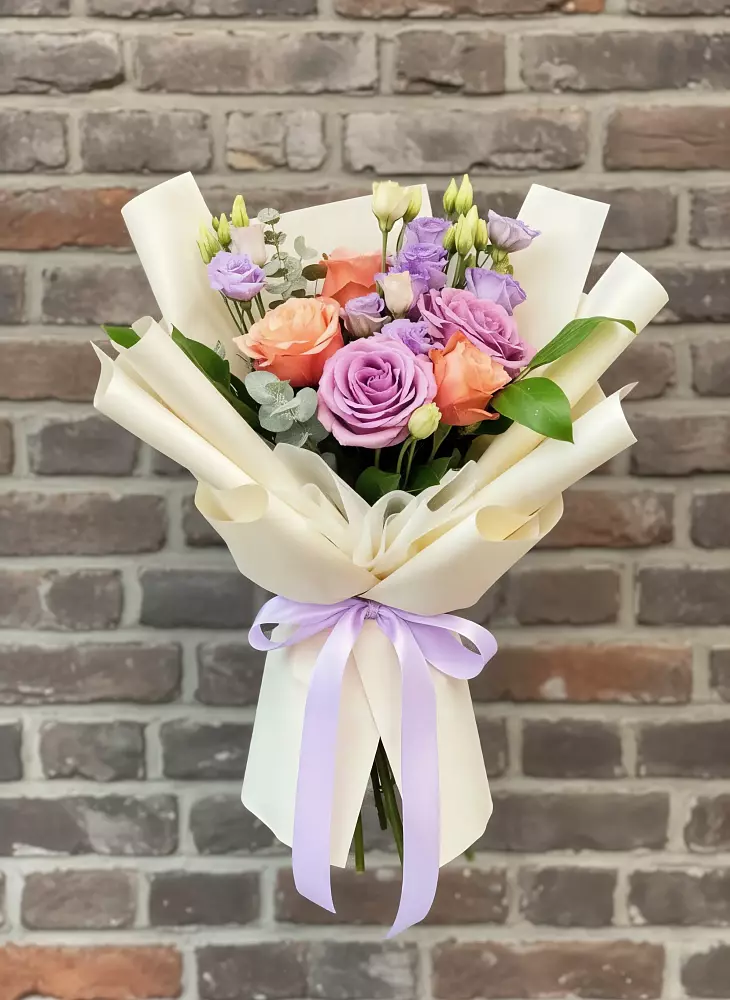 Букет цветов из: Лизиантусы и Розы в Урожайном