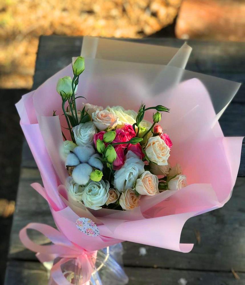 Букет цветов из: Розы и Лизиантусы в Урожайном