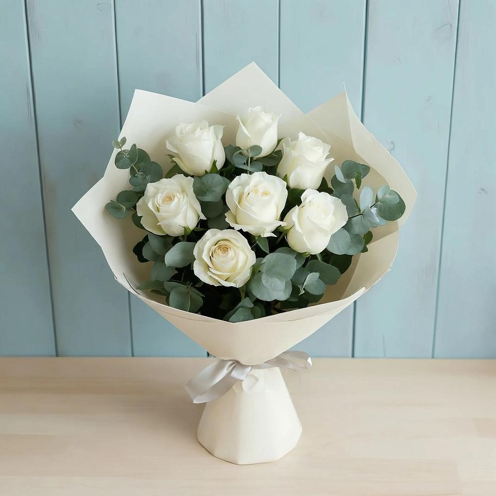 Букет Белые розы в Эвкалипте в Урожайном