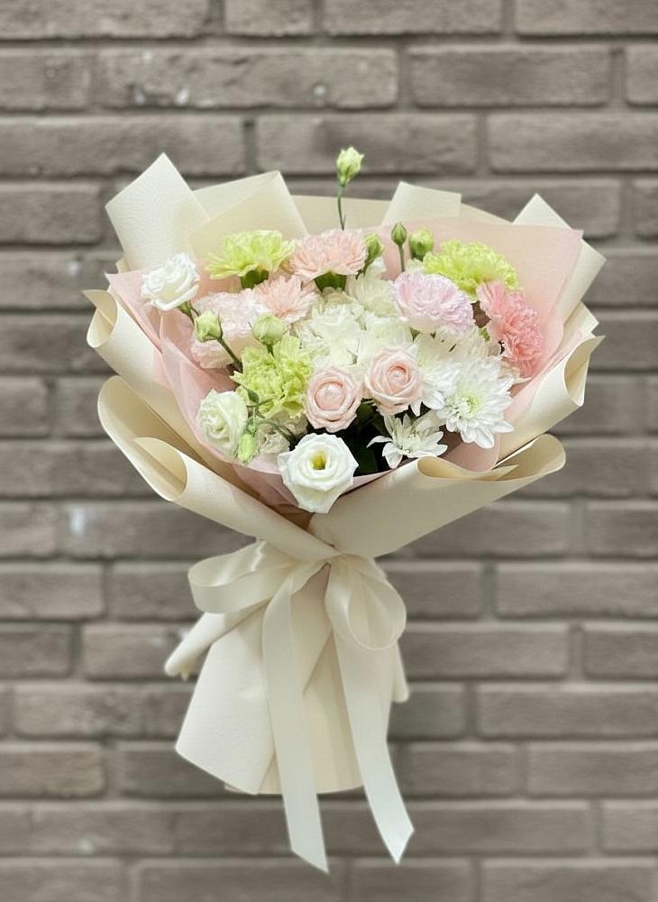 Букет цветов из: Гвоздики, Розы, Лизиантусы и Хризантемы в Урожайном