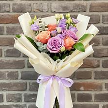 Букет цветов из:  Лизиантусы и Розы в Урожайном