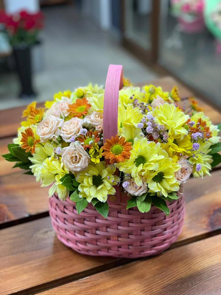 Цветочная композиция из Хризантемы и Розы в корзине в Урожайном