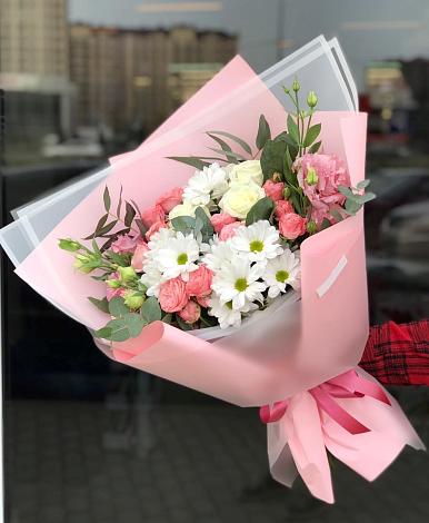 Букет цветов из: Розы, Лизиантусы и Хризантемы в Урожайном
