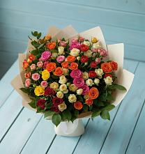 Букет Микс из разноцветных кустовых роз в Урожайном