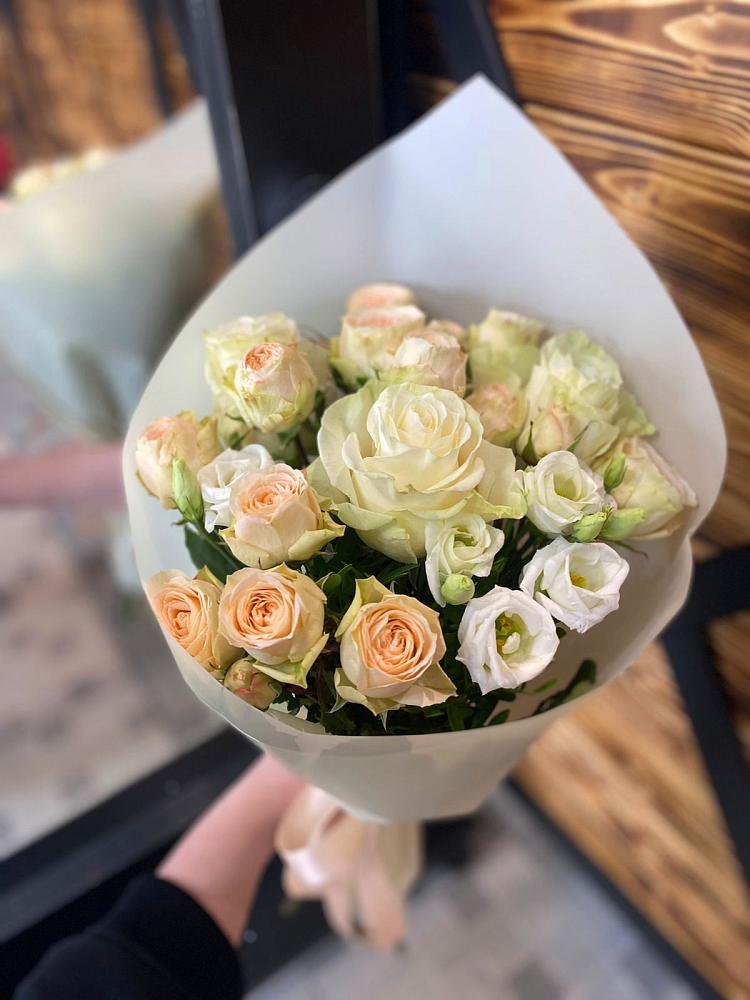 Букет цветов из: Розы и Лизиантусы в Урожайном